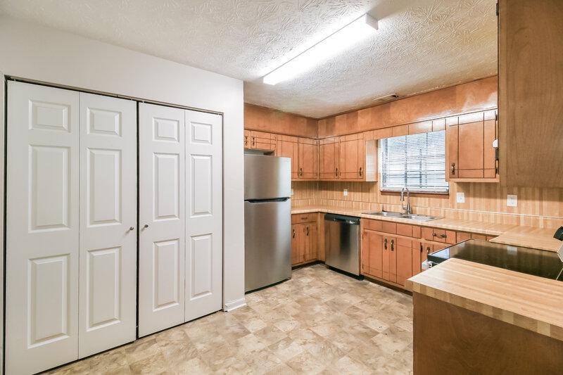 1,780/Mo, 127 Gristmill Ct Riverdale, GA 30274 Kitchen View 2