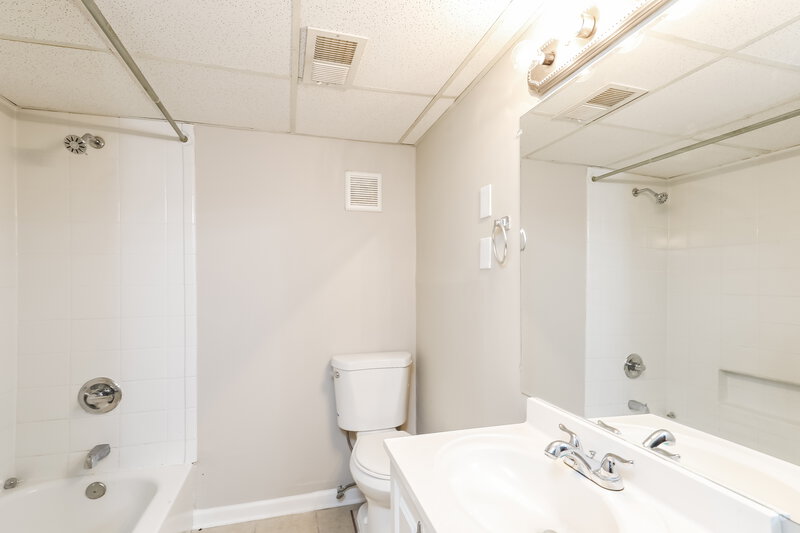 0/Mo, 175 Montego Cir Riverdale, GA 30274 Main Bathroom View