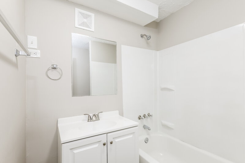 0/Mo, 175 Montego Cir Riverdale, GA 30274 Bathroom View