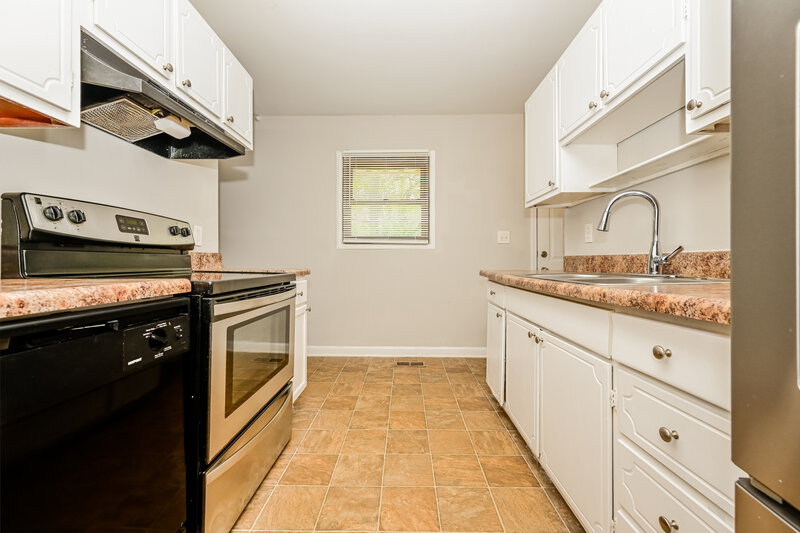 1,635/Mo, 263 Roxbury Dr Riverdale, GA 30274 Kitchen View 2