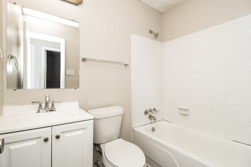 0/Mo, 479 Clara Dr Riverdale, GA 30274 Bathroom View