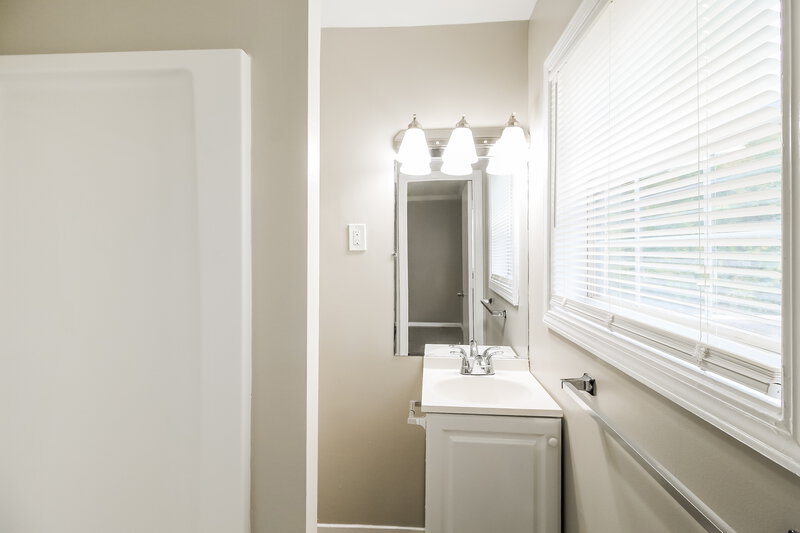 1,885/Mo, 558 Wavelyn Way Riverdale, GA 30274 Main Bathroom View