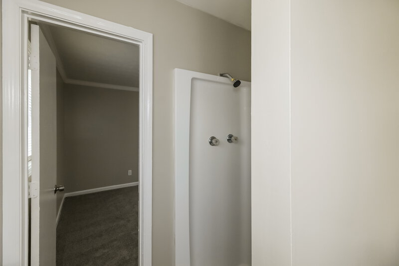 1,885/Mo, 558 Wavelyn Way Riverdale, GA 30274 Main Bathroom View 2