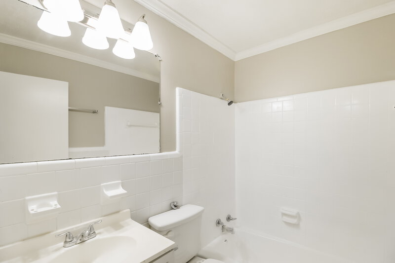 1,885/Mo, 558 Wavelyn Way Riverdale, GA 30274 Bathroom View