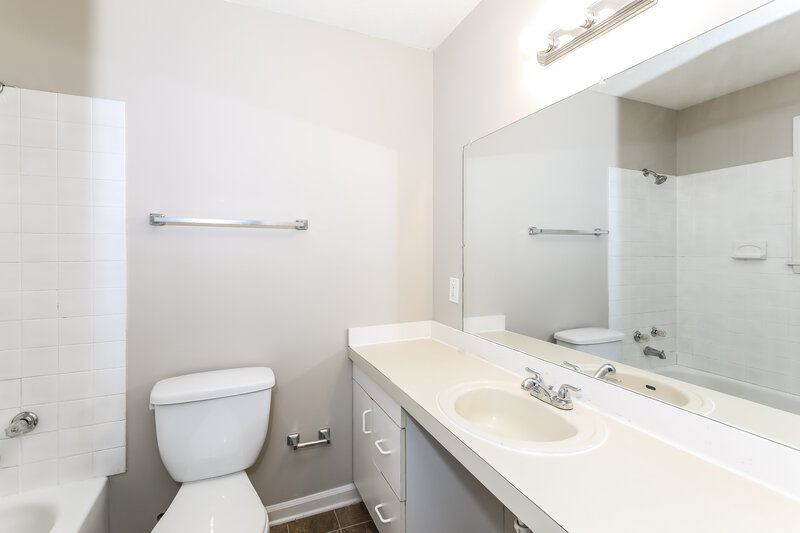 0/Mo, 6405 Beethoven Cir Riverdale, GA 30296 Main Bathroom View