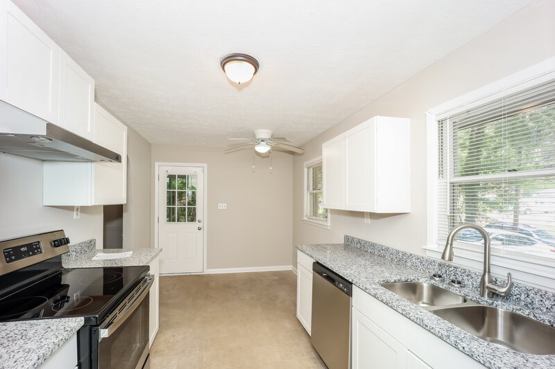 2,360/Mo, 402 VALIANT Lane Riverdale, GA 30274 Kitchen View 2
