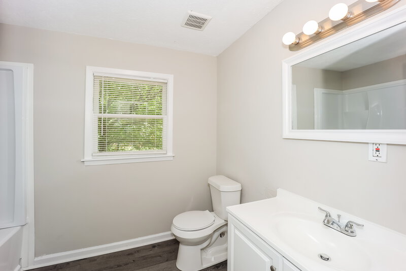 2,360/Mo, 402 VALIANT Lane Riverdale, GA 30274 Main Bathroom View