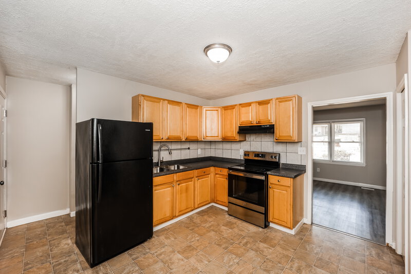 1,600/Mo, 7032 Ray St Riverdale, GA 30274 Kitchen View 2