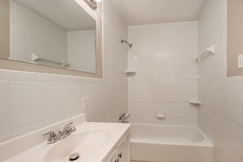 1,600/Mo, 7032 Ray St Riverdale, GA 30274 Main Bathroom View