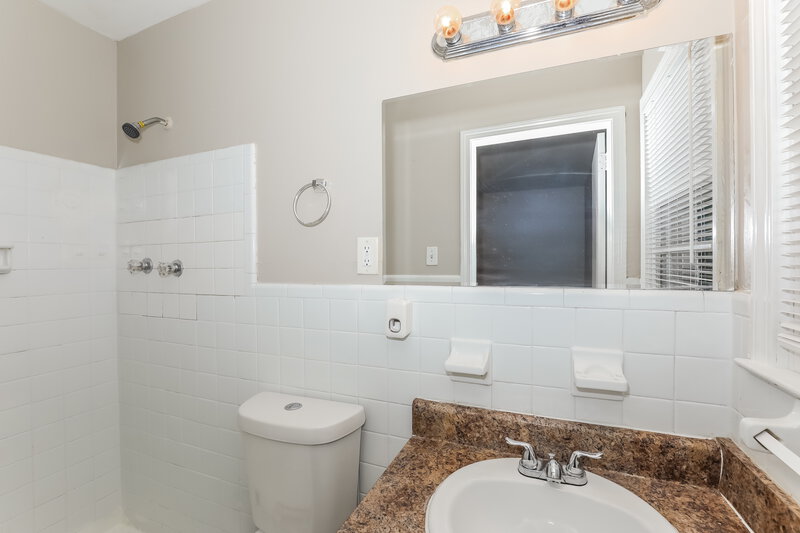 1,980/Mo, 7487 Grayson Dr Riverdale, GA 30296 Main Bathroom View