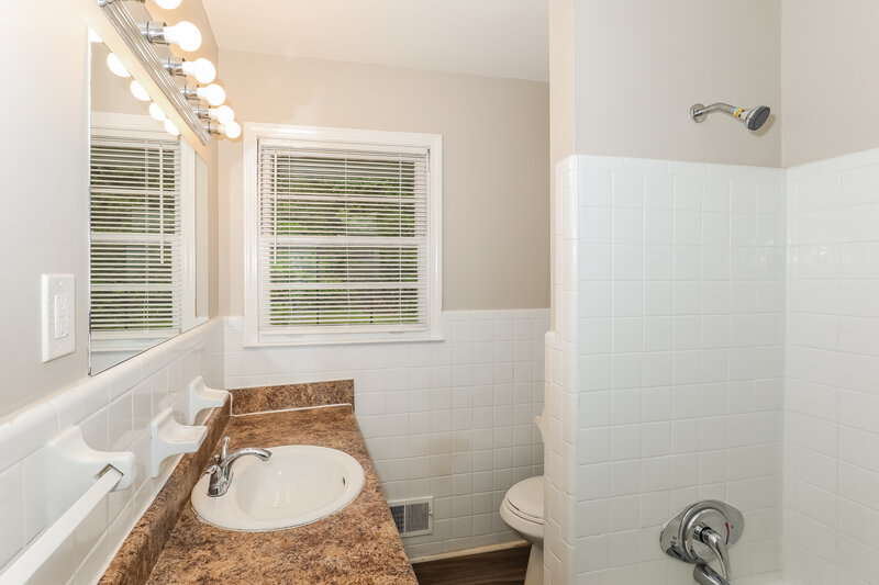 1,980/Mo, 7487 Grayson Dr Riverdale, GA 30296 Bathroom View