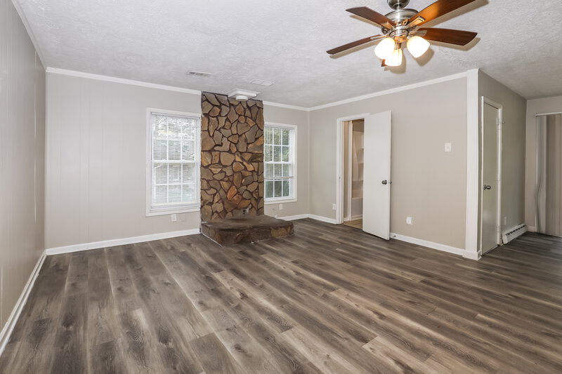 1,400/Mo, 6707 Willow Twig Rd Riverdale, GA 30274 Living Room View 2