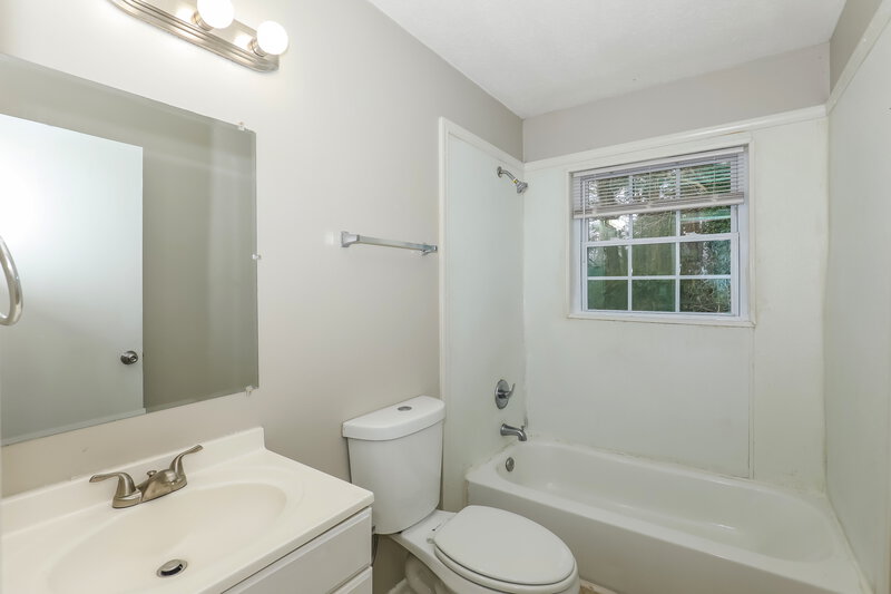1,400/Mo, 6707 Willow Twig Rd Riverdale, GA 30274 Bathroom View