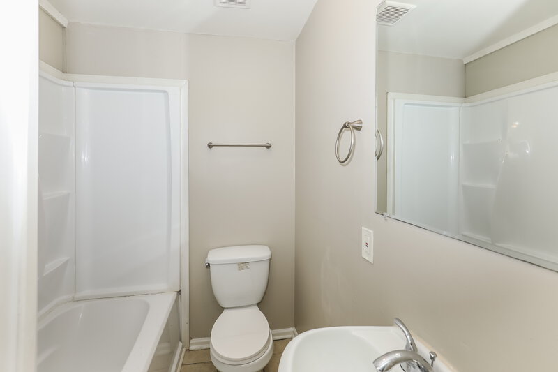 1,400/Mo, 6707 Willow Twig Rd Riverdale, GA 30274 Bathroom View 2