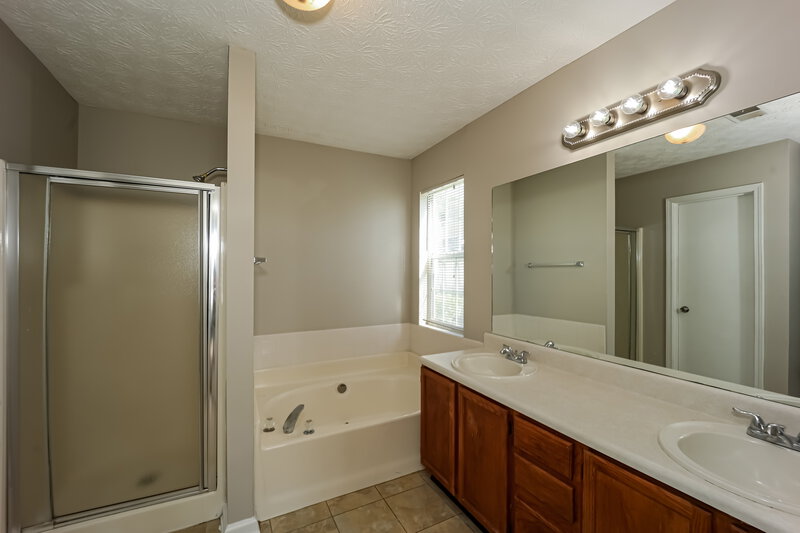 1,840/Mo, 7883 W Shore Ct Riverdale, GA 30296 Main Bathroom View