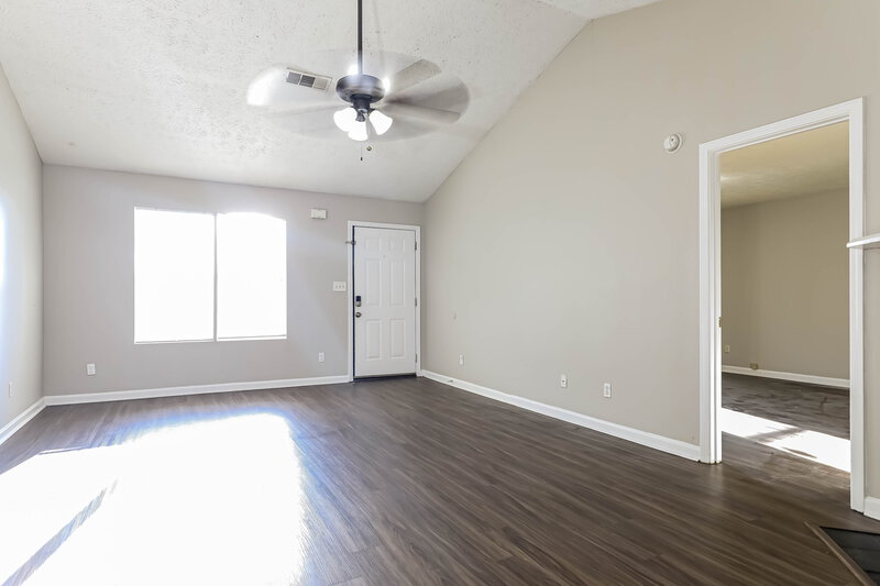 1,550/Mo, 9179 Fairway Ct Riverdale, GA 30274 Living Room View