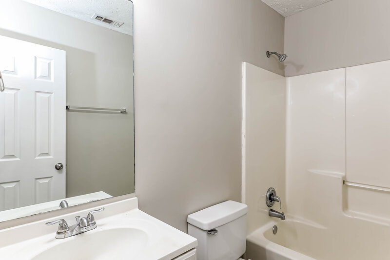 1,550/Mo, 9179 Fairway Ct Riverdale, GA 30274 Main Bathroom View