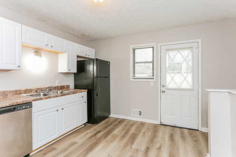 1,580/Mo, 1535 Springwood Dr SE Unit B Smyrna, GA 30080 Kitchen View 2