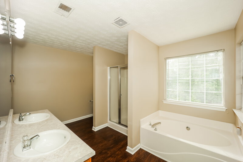 2,200/Mo, 8639 Glendevon Ct Riverdale, GA 30274 Main Bathroom View