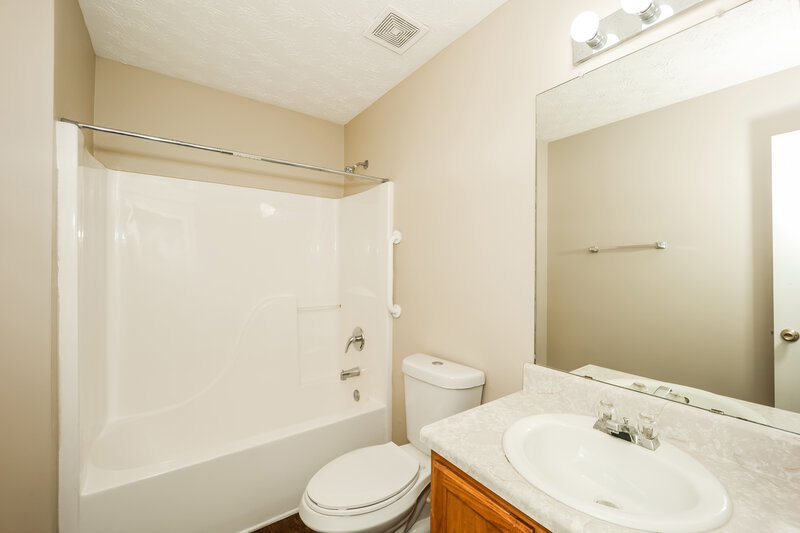 2,200/Mo, 8639 Glendevon Ct Riverdale, GA 30274 Bathroom View