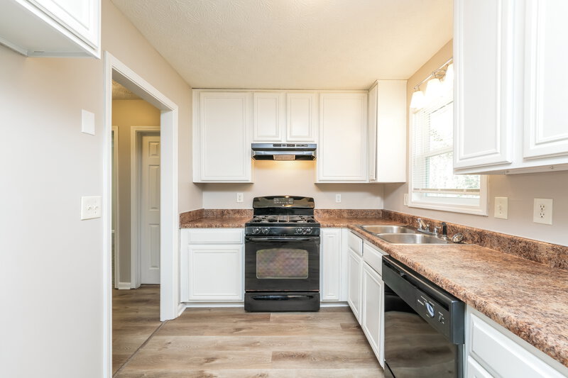 1,850/Mo, 2704 Laurel View Dr Snellville, GA 30039 Kitchen View