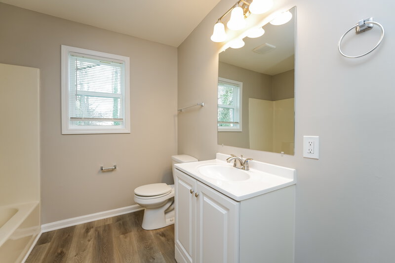 1,850/Mo, 2704 Laurel View Dr Snellville, GA 30039 Main Bathroom View