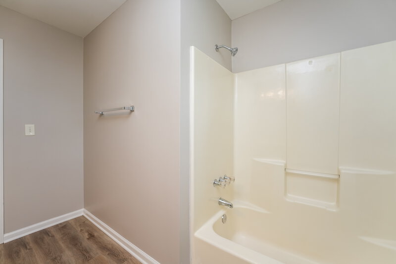 1,850/Mo, 2704 Laurel View Dr Snellville, GA 30039 Bathroom View