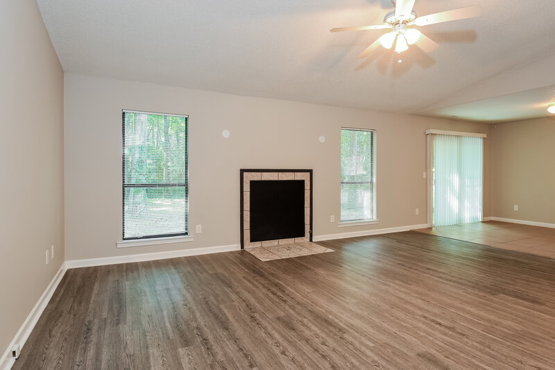 1,950/Mo, 2735 Trotters Walk Trl Snellville, GA 30078 Living Room View 2