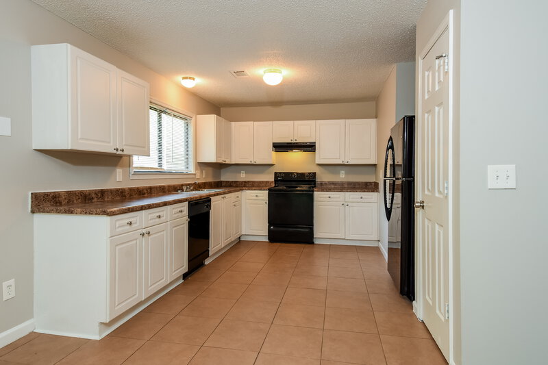 1,950/Mo, 2735 Trotters Walk Trl Snellville, GA 30078 Kitchen View