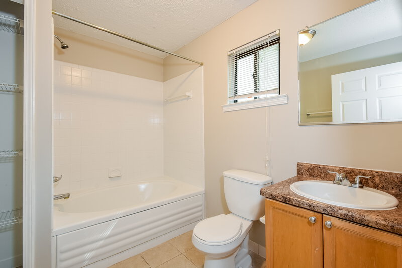 1,950/Mo, 2735 Trotters Walk Trl Snellville, GA 30078 Main Bathroom View
