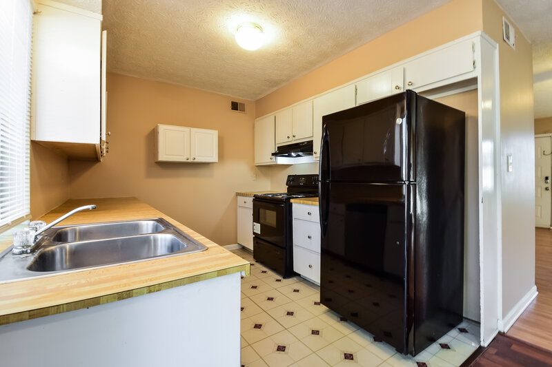 1,575/Mo, 113 Adrian Dr Stockbridge, GA 30281 Kitchen View 2