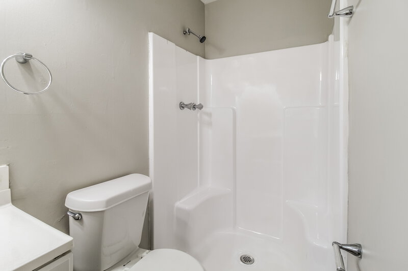 1,675/Mo, 225 Carriage Cir Stockbridge, GA 30281 Main Bathroom View