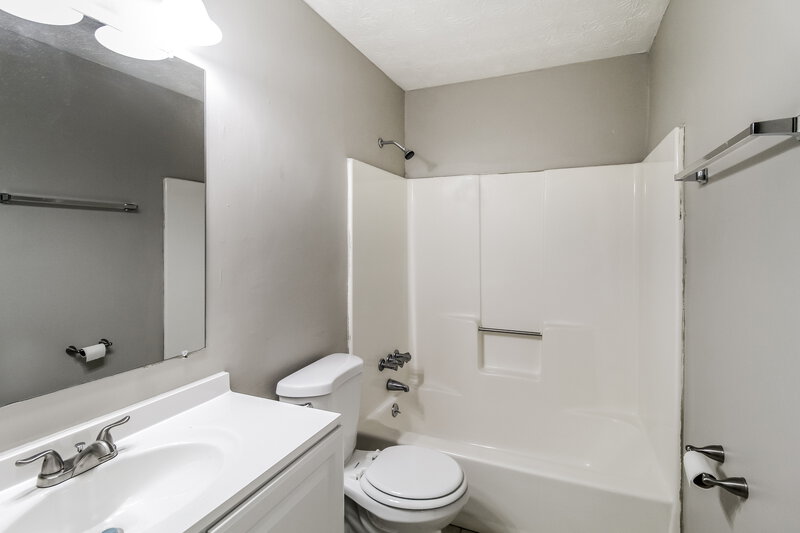 1,675/Mo, 225 Carriage Cir Stockbridge, GA 30281 Bathroom View