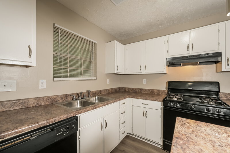 0/Mo, 1338 Mill Lake Cir Stone Mountain, GA 30088 Kitchen View 2