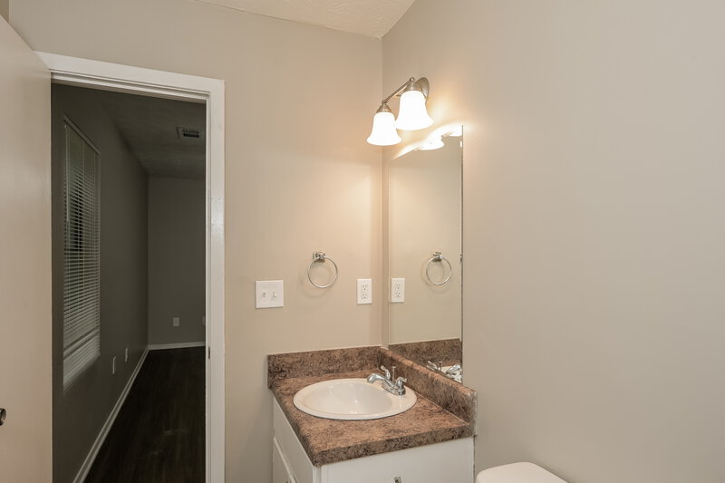 0/Mo, 1338 Mill Lake Cir Stone Mountain, GA 30088 Main Bathroom View 2