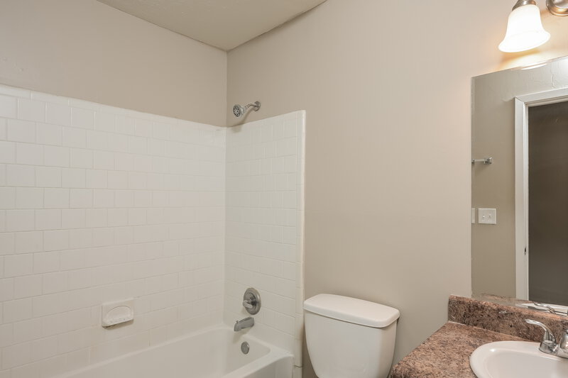 0/Mo, 1338 Mill Lake Cir Stone Mountain, GA 30088 Bathroom View