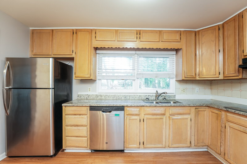 1,950/Mo, 1423 Cedar Heights Dr Stone Mountain, GA 30083 Kitchen View