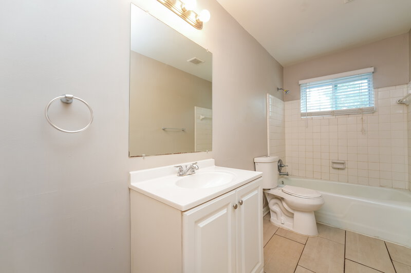 1,950/Mo, 1423 Cedar Heights Dr Stone Mountain, GA 30083 Main Bathroom View
