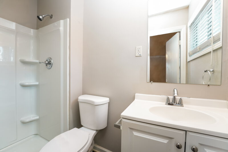 1,950/Mo, 1423 Cedar Heights Dr Stone Mountain, GA 30083 Bathroom View