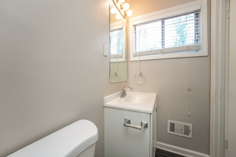 1,950/Mo, 1423 Cedar Heights Dr Stone Mountain, GA 30083 Bathroom View 2