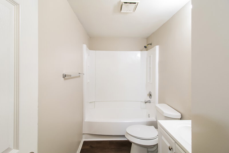 2,450/Mo, 2133 Scarbrough Rd Stone Mountain, GA 30088 Main Bathroom View