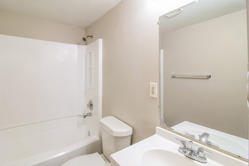 2,450/Mo, 2133 Scarbrough Rd Stone Mountain, GA 30088 Bathroom View