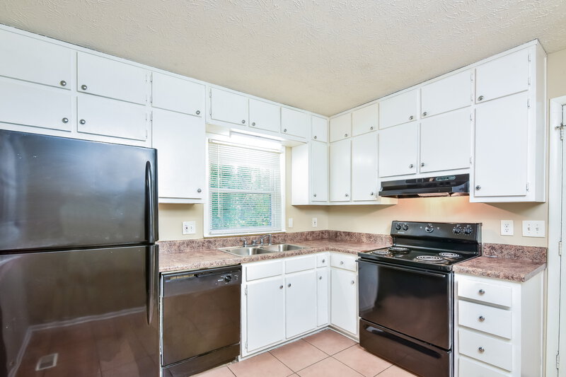 2,100/Mo, 4624 Elm Ridge Ct Stone Mountain, GA 30083 Kitchen View