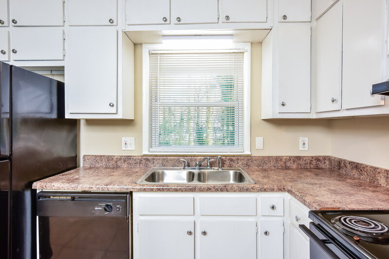 2,100/Mo, 4624 Elm Ridge Ct Stone Mountain, GA 30083 Kitchen View 2