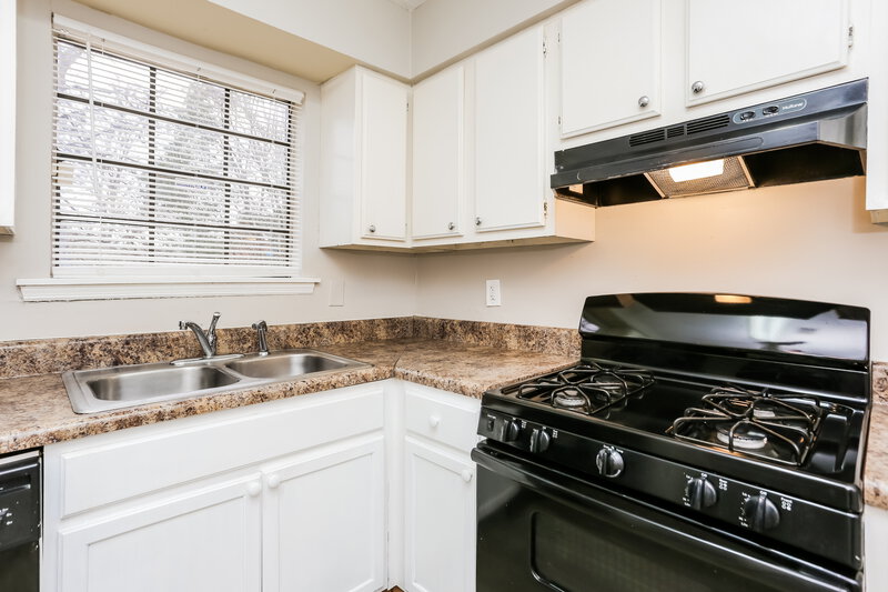 1,550/Mo, 4723 Old Highgate Entry Stone Mountain, GA 30083 Kitchen View 2