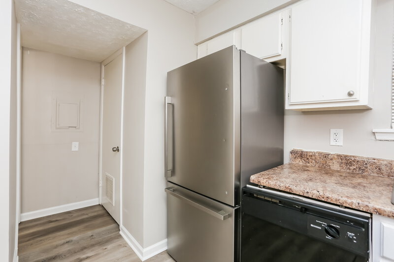 1,550/Mo, 4723 Old Highgate Entry Stone Mountain, GA 30083 Kitchen View 3