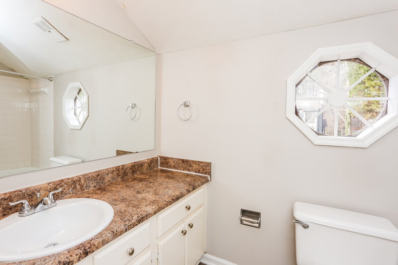 1,550/Mo, 4723 Old Highgate Entry Stone Mountain, GA 30083 Main Bathroom View
