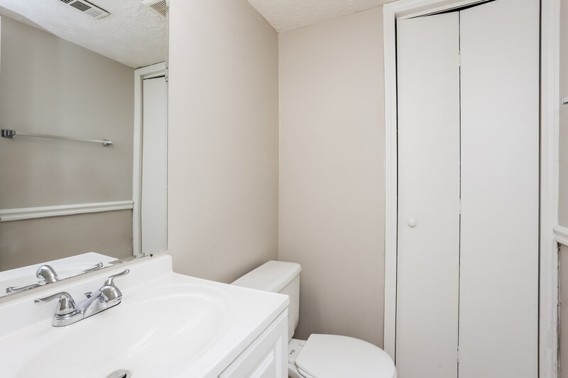 1,550/Mo, 4723 Old Highgate Entry Stone Mountain, GA 30083 Bathroom View