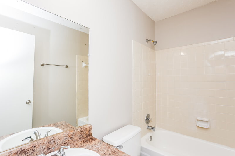 1,550/Mo, 4723 Old Highgate Entry Stone Mountain, GA 30083 Bathroom View 2