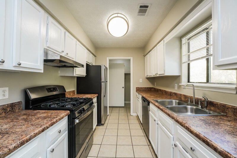 1,595/Mo, 488 Carillon Ln Stone Mountain, GA 30083 Kitchen View